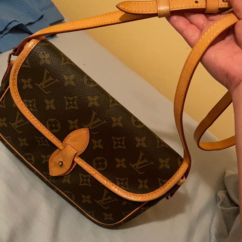Louie vuitton crossbody